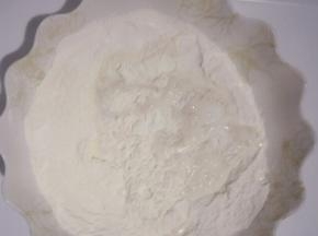 把牛奶倒入面粉中