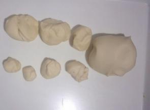 把面团分别分成，200克1个，50克2个，30克1个，25克2个，再把剩余的分成2等份