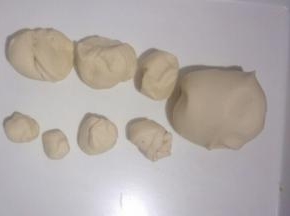 把面团分别分成，200克1个，50克2个，30克1个，25克2个，再把剩余的分成2等份