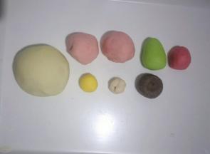 分别把:200克的加入少量绿色食用色粉揉成浅绿色面团
50克的加入少量红色食用色粉揉成粉色面团
30克的加入适量绿色食用色粉揉成绿色面团
25克的分别加入红色食用色粉和奥利奥饼干碎末揉成红色面团和奥利奥面团
剩余的其中一份加入黄色食用色粉揉成黄色面团