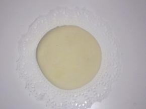 浅绿色面团揉圆按扁，厚度约1厘米，直径约13厘米