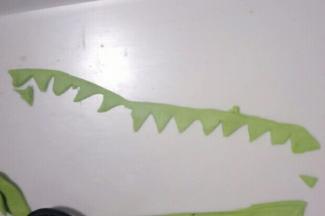 把绿色面团擀成厚度为1 mm的面片，切出如图形状