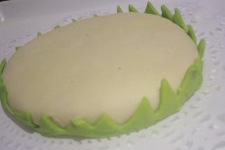 粘少量清水贴在浅绿色面团的边缘