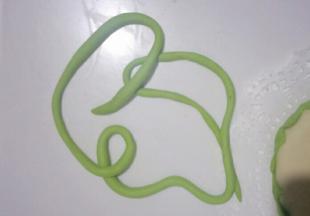 剩余的绿色面团搓长细长条