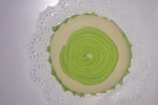 粘少量清水贴在浅绿色面团的表面，如图