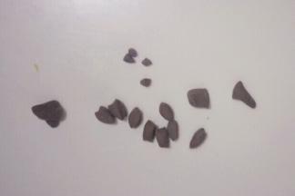 把奥利奥面团分别分出:4个绿豆粒大小的面团制作小马眼睛
12个豌豆粒大小的面团制作马的蹄子，尾巴尖鬃毛和头顶鬃毛
2个芝麻粒大小的面团用来制作马的嘴巴
(两只小马哈)
剩余的面团待用