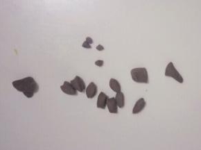 把奥利奥面团分别分出:4个绿豆粒大小的面团制作小马眼睛
12个豌豆粒大小的面团制作马的蹄子，尾巴尖鬃毛和头顶鬃毛
2个芝麻粒大小的面团用来制作马的嘴巴
(两只小马哈)
剩余的面团待用