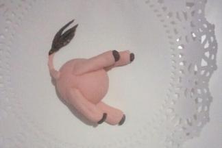 把马腿和马尾巴分别粘少量清水贴在马身相应位置，如图所示