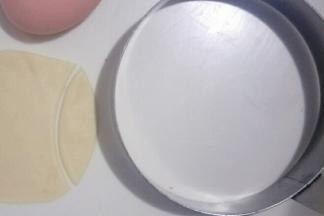 把白色面团擀成厚度为1mm的薄片，切出如图形状，没有模具的也可以切个半圆