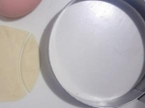 把白色面团擀成厚度为1mm的薄片，切出如图形状，没有模具的也可以切个半圆