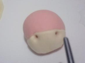 粘少量清水贴在马头窄的那一面，用筷子扎两个鼻孔，如图