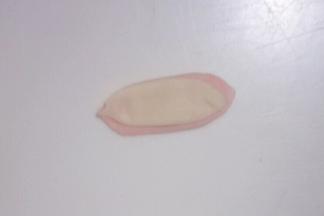 耳朵部分面擀成长椭圆形，长度约2cm，取小于马耳朵部分的白色面团同样擀成长椭圆形，重叠，白色面团在上，如图