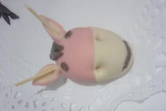 分别把耳朵嘴巴，鬃毛粘少量清水贴在相应位置，如图