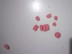 把红色面团分成自己喜欢的大小