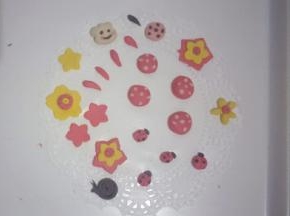连同其他剩余面团制作出自己喜欢的图案。我分别制作了，小蘑菇。小瓢虫，小花朵，小云朵，小蜗牛。根据自己喜欢制作就好