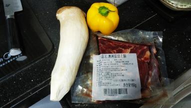 备料，本打算用黄牛肉的，但冰箱还有两块切上脑就先用了