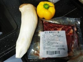 备料，本打算用黄牛肉的，但冰箱还有两块切上脑就先用了