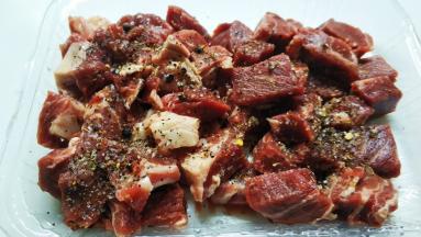 牛肉粒用黑椒盐、淀粉腌20分钟