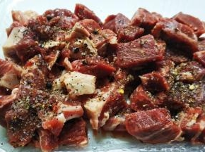 牛肉粒用黑椒盐、淀粉腌20分钟