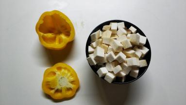 杏鲍菇切粒（黄椒开盖去籽做容器）