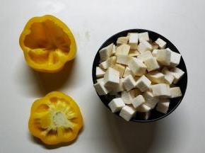 杏鲍菇切粒（黄椒开盖去籽做容器）