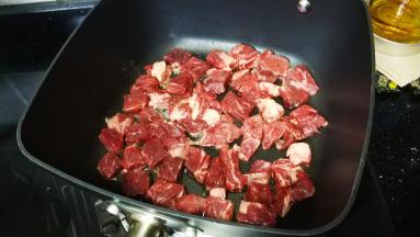 锅里热油，放入牛肉粒煎