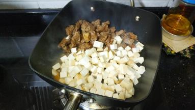 趁锅里溢出牛肉的汁，倒入杏鲍菇粒