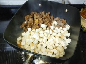 趁锅里溢出牛肉的汁，倒入杏鲍菇粒