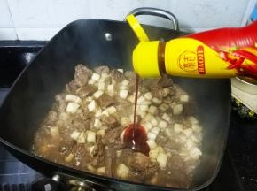 放入酱油、豪吉川香汁、糖调味