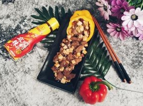 将入黄椒盅里，撒上白芝麻做装饰。