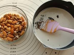除坚果以外的其它材料全部放入不粘小锅中。