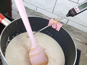 燃气灶开最小火，可以绑一个温度计来测量温度。