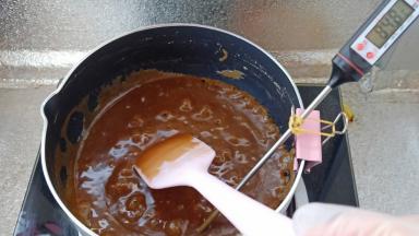 用刮刀不停搅拌，图片是搅拌了10分钟的状态。