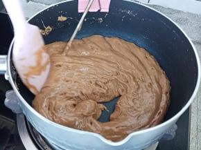 22分半的时候已经达到125度了，可以看一下糖的状态，流动有些慢了，刮刀刮一下，可以看见锅底了。（本次只是测了一下时间给大家参考一下，但是大家不能完全按照这个时间来，因为每个人的最小火状态都不同)