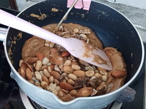 熬好之后离火，放入坚果搅拌均匀。