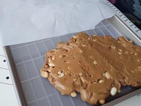 放入阳晨牛轧糖烤盘中整形（小心烫手)