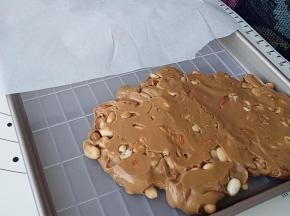 放入阳晨牛轧糖烤盘中整形（小心烫手)