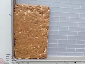 借助阳晨牛轧糖整形片把太妃糖整理成规整的形状。