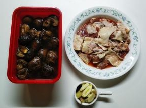 处理好所有材料：冬菇、海参、发菜、蚝士洗干净后用水浸泡15分钟；姜、蒜切片；牛腩浸泡去血水后切块。