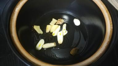 砂锅热油，放入姜、蒜、花椒、八角、干辣椒、桂皮、香叶炒香
