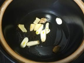 砂锅热油，放入姜、蒜、花椒、八角、干辣椒、桂皮、香叶炒香
