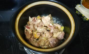 炒至变色收紧肉质