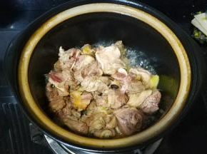 炒至变色收紧肉质