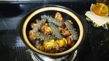 放入海参、冬菇、蚝士、发菜炒均匀
