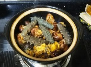 放入海参、冬菇、蚝士、发菜炒均匀