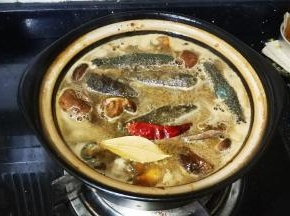 倒入浸泡过冬菇的水，放入冰糖大火烧开