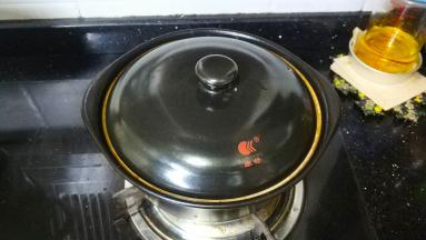 盖上盖子焖1小时（其间可试味再进行调整）