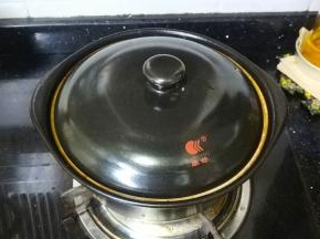 盖上盖子焖1小时（其间可试味再进行调整）