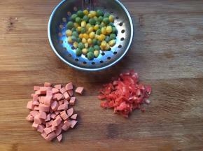 红萝卜和火腿肠切成小块