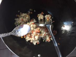 米饭炒散以后，撒上适量盐